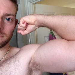 tzaris: #gayguy #gaygym #gaybiceps #instagay