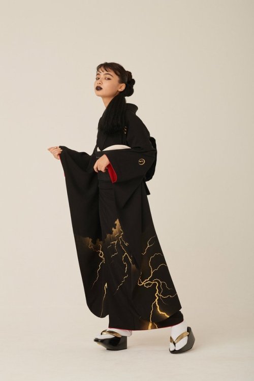 tanuki-kimono: Those black furisode are so COOL, I am in love with the lightning one (seen on)