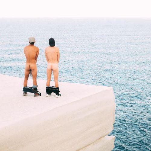 life is boring BUT BUTTS ARE GREAT 😊😏