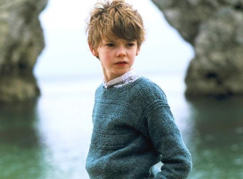 masaothedog:  lizthefangirl:  jaclcfrost:  the kid from the nanny mcphee movie is no longer a kid  he’s 23   i see no difference  I’ve never seen a grown man look so disturbingly like a small child. 