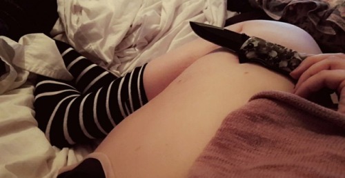 masochistsiren:  A small bit of knife play for you guys :3 &lt;3 also im having a contest for my