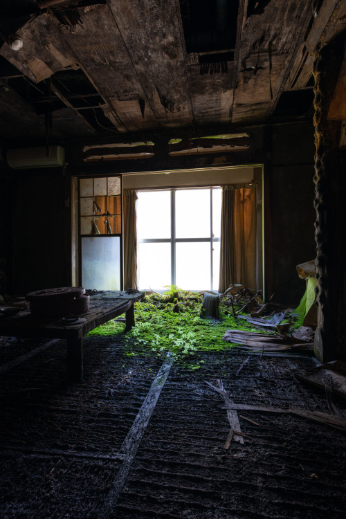 “ Abandoned place 05 ”3体の木彫刻のある廃墟