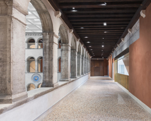 architags: OMA. ( C+S, DUEBARRADUE) Fondaco dei Tedeschi, Venice, Italy. photos: Delfino Sisto Legna