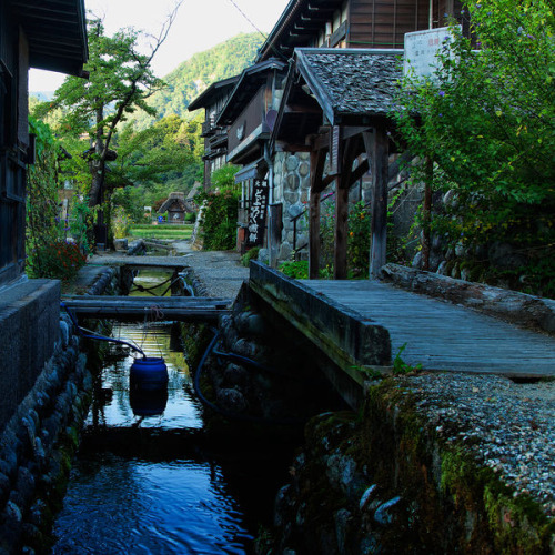 transiberiana: Back street in Shirakawa-go by Miyamoto Y