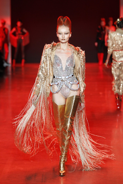 fashiondailymag: ooh the marvelous blonds in sparkle + gold.  THE BLONDS FW18 NYFW. (ph dan lecca). 