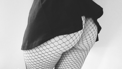 Porn Pics anotherfreckledfairy:It’s fishnet friday.