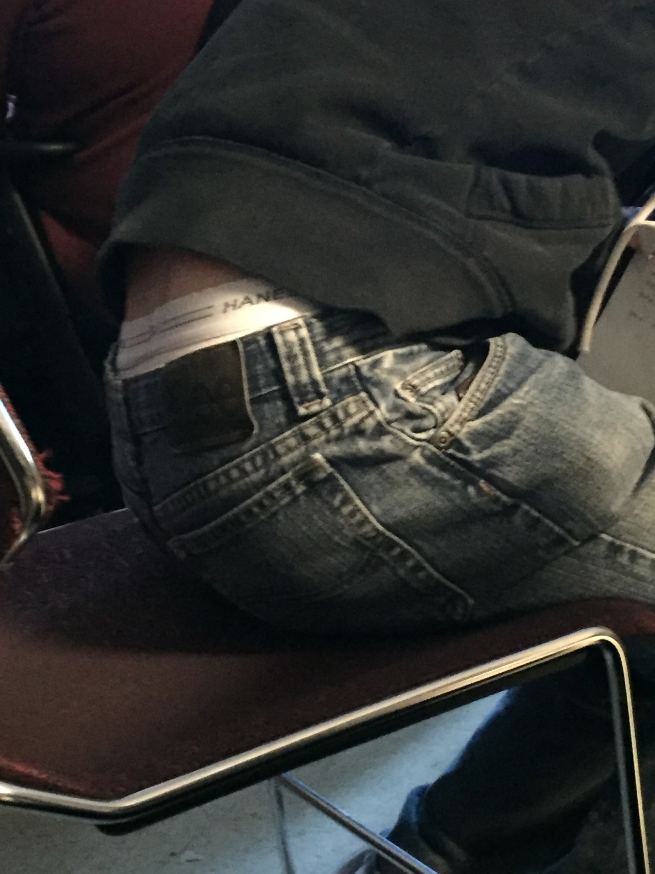 undiesfetish:  cheapbriefs:  Saw this a day ago. Love seeing a tighty whities waistband