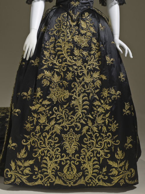 lookingbackatfashionhistory:• Woman’s Dress and Train.Place of origin: PortugalDate: ca. 1845