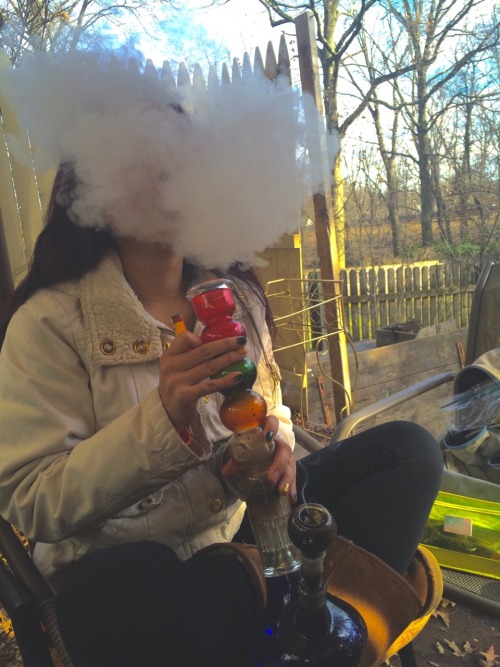 kush-lungs666:  pot-sicles:in the clouds ☁️  What a cool bong