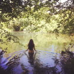 naturalswimmingspirit: gogatherbones Wading in the W A T E R #nakedinthewater #wadinginthewater#buttnaked #skinnydipping #pondlife 