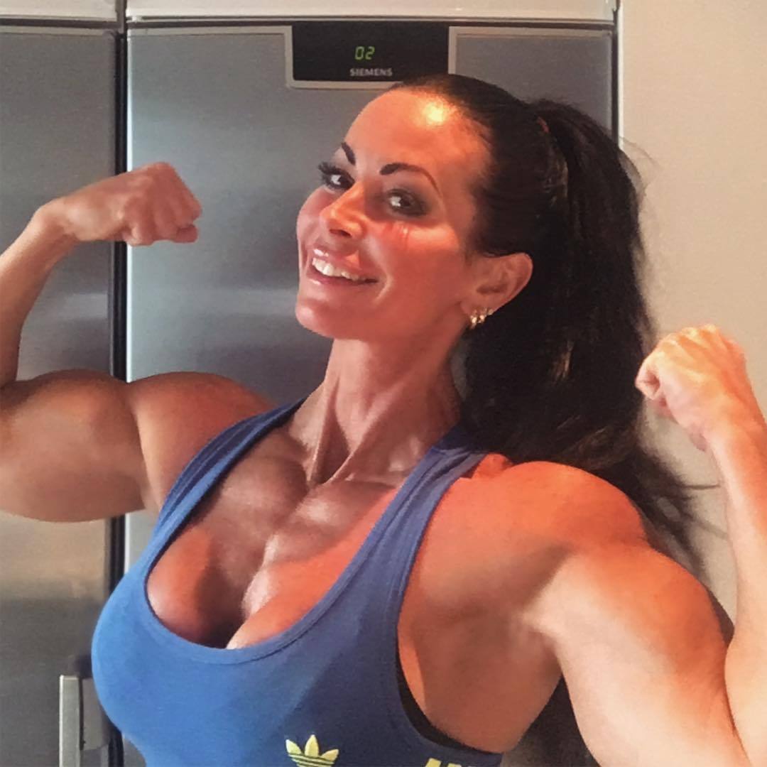 musculargoddesses:  Adriana Kuhl