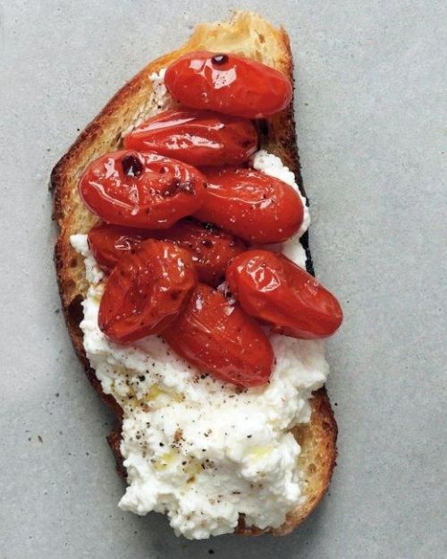 birdasaurus:Roasted Tomato and Ricotta CrostiniYes, please.