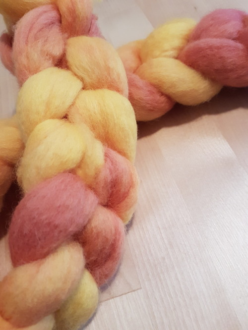 Yellow peaches 100% wool roving. Looking so fine for Spring!www.longdrawyarn.ca