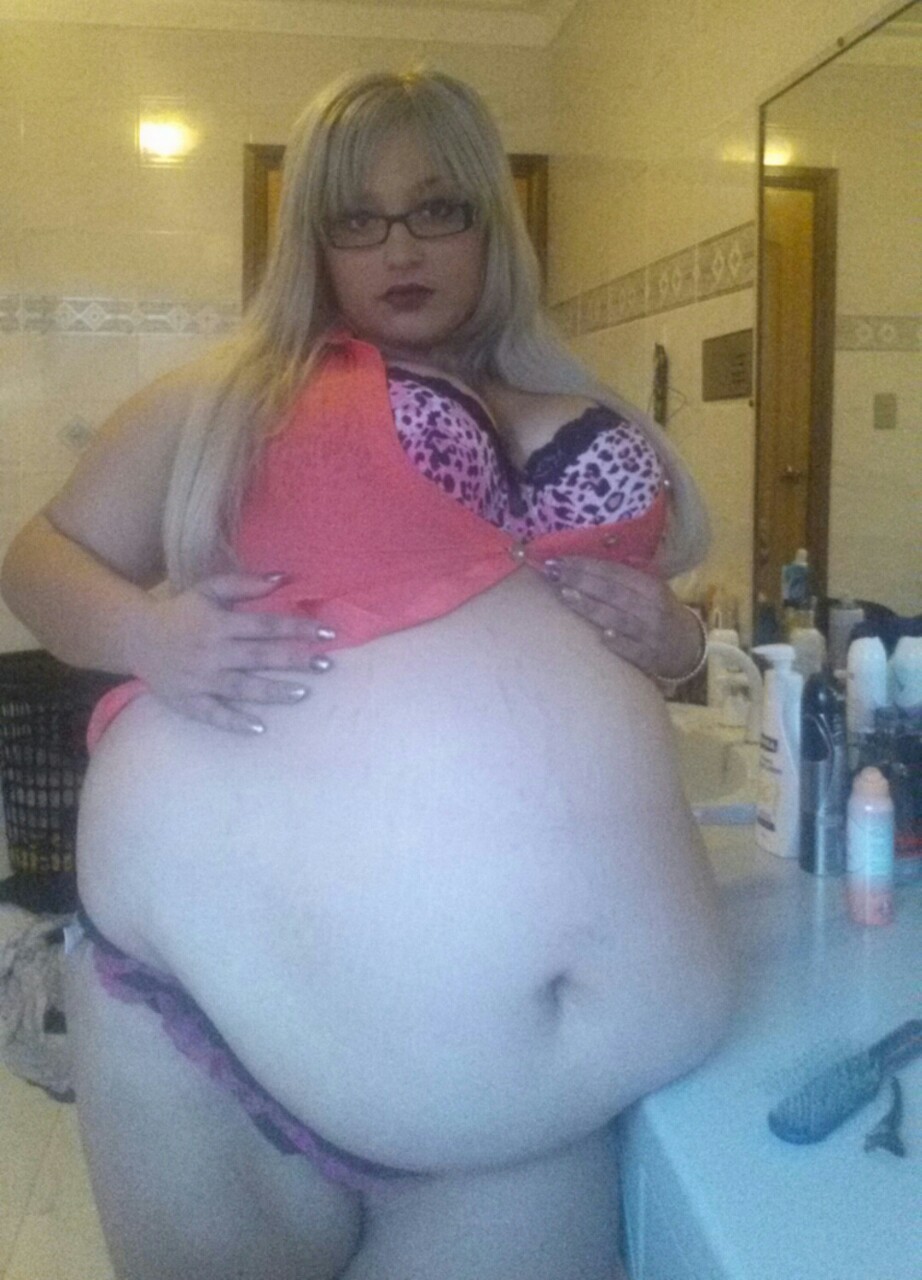 jigglebellylover:  Ms chunky sexy little top 3!! by lucassss44