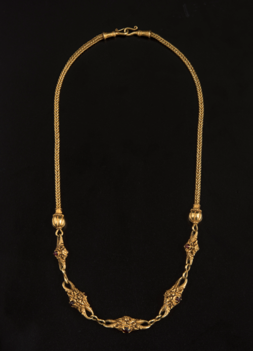 gemma-antiqua:Javanese gold, garnet, and ruby necklace, dated to the 14th to 16th centuries CE durin