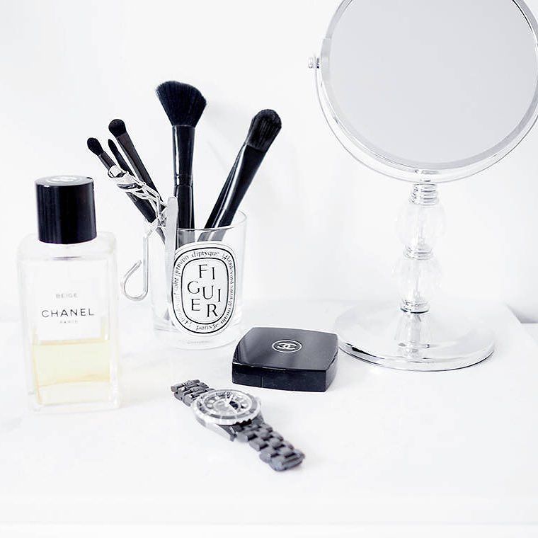 My dressing table details are up on the blog today keeping it minimal and real marble