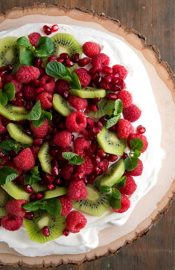 delicious-food-porn:  Pavlova with Kiwi,