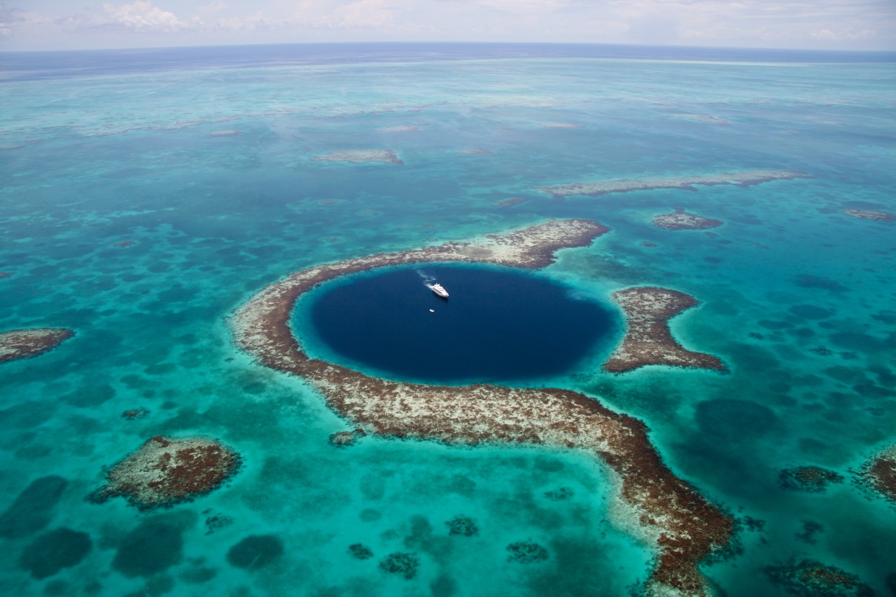 The Great Blue Hole, located just 100 kilometers... : wanderologie