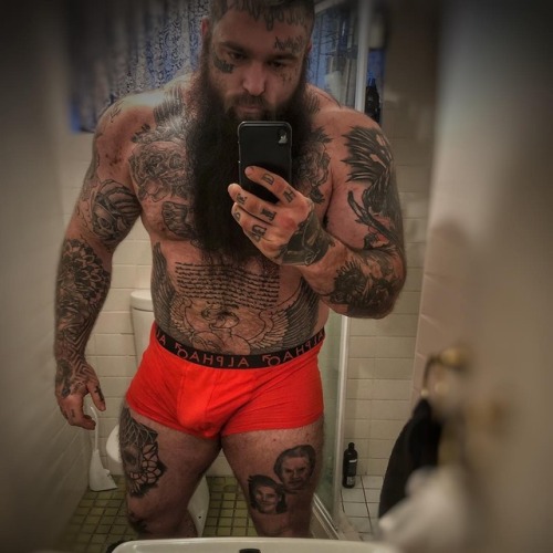 bearmythology: Rhyss Keane: A freaky and downright scary powerlifter (until you see Anchorman’