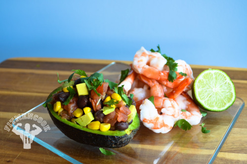 Corn, black bean and pico de gallo stuffed avocado with shrimp. Boom! (traduccion abajo) Ingredients