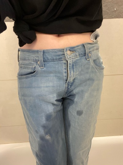 :just a little teaser of a video i’ll be posting later tonight! got a request to wet in jeans and a crop top, hope you like the video later! ^-^ 