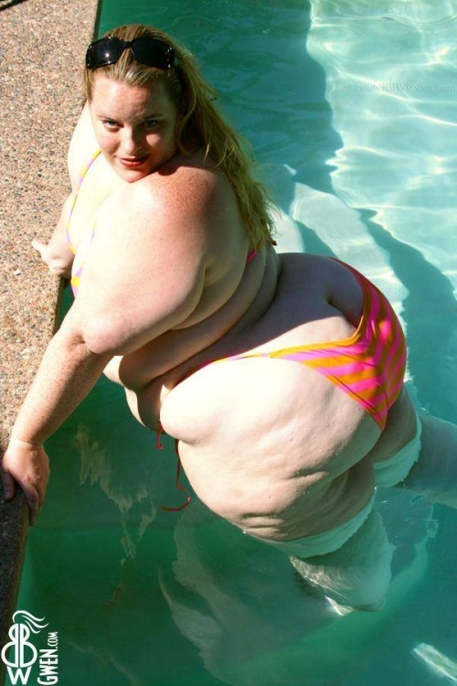 garyplv:  subtlefeeder:  Wish my wife looked this good in a bikini  √   Big bold