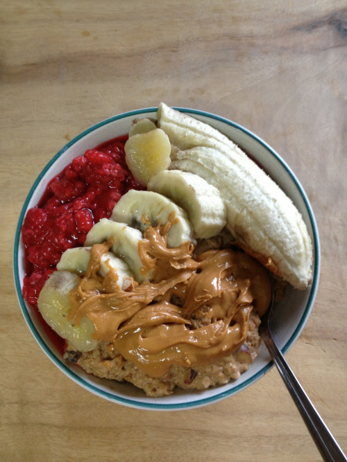 mylife-mylove-mybody:  cleanbodyfreshstart:  Hazelnut and sultana cooked oats with warmed raspberrie