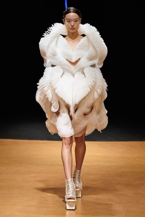 knittinganddrinkingtea:Iris van Herpen Haute Couture Spring 2020
