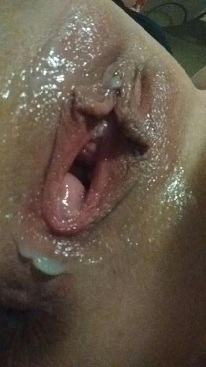 wants2fist:  kirstenkirsty:  Ready  for bottle insertion….  Lovely pussy gape! 