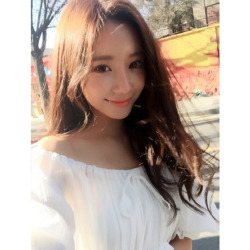 korean-dreams-girls:JungYeon - Selca