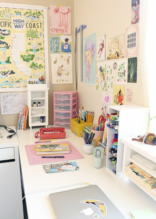 Here’s a picture of my workspace if you liked the illustrations ;__; 