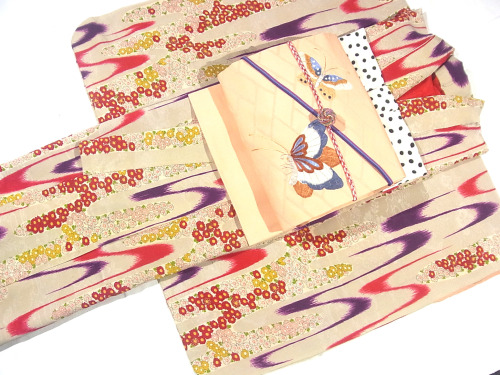 mugi-kimono-world: エレガントクラシカル ～ 流水に蝶々の刺繍 ～   流水と菊のレトロなアンティーク着物 × 蝶々の刺繍帯クラシカルで華やか！幻想的に揺れる流水模様が蝶々の軌跡をあ