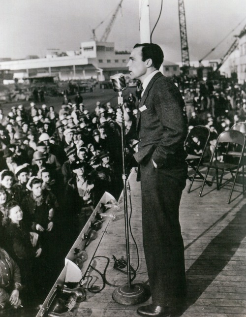 ladybegood: Gene Kelly selling war bonds, 1945