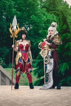 kamikame-cosplay:    Warring Kingdoms Nidalee &amp; Dragonblade Riven by Tsupo &amp; Clood CosplayPhoto by Lucas Ambrosio Photography  