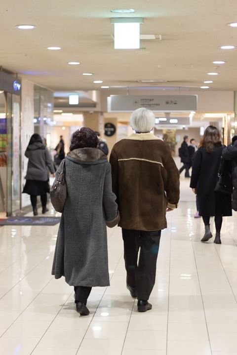 humans-of-seoul: “(왼쪽) 결혼한지 40년이나 지났지만 우리는 항상 손 잡고 다녀. 우리가 해외여행 가잖아? 그러면 주변에 처음에는 다 따로따로 다니던 부부들이 조금