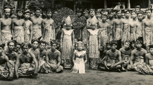 “Legong troupe”, via Collectie P.F. Valois