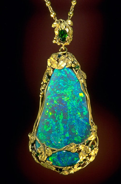 heaveninawildflower:  1995-40322.jpg by Smithsonian National Museum of Natural History on Flickr. Opal and gold necklace designed by Louis Comfort Tiffany about 1915-1925 