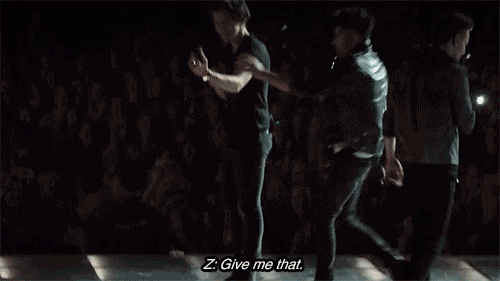 thesmuggledplum:  maybewecouldtry:  Twitter Questions - Amsterdam  #THE BOYS TREATING HARRY LIKE A CHILD OMFG IT’S ALL I’VE EVER WANTED 