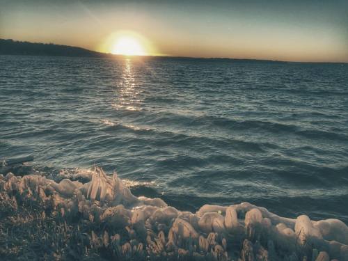 deardelirious: on the shore of a different lake. #lakegeneva #wisconsin #lakeshoredrive #sunset (at 