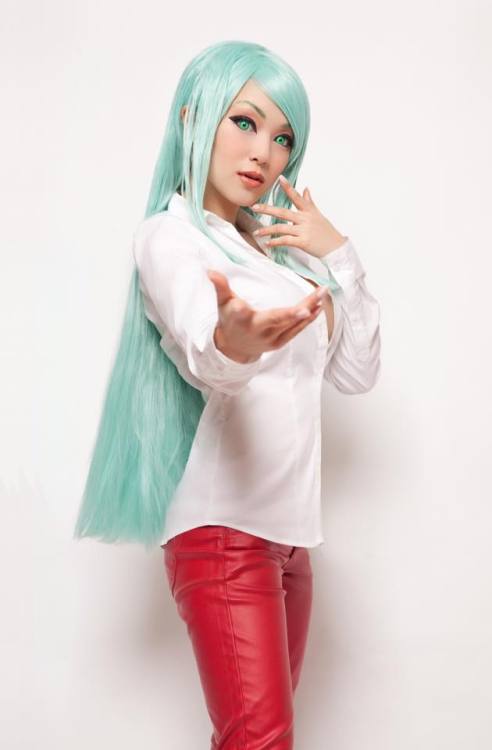 kamikame-cosplay:  VAMPY BIT ME as Morrigan Casual VersionPhotography by Andrew H.  