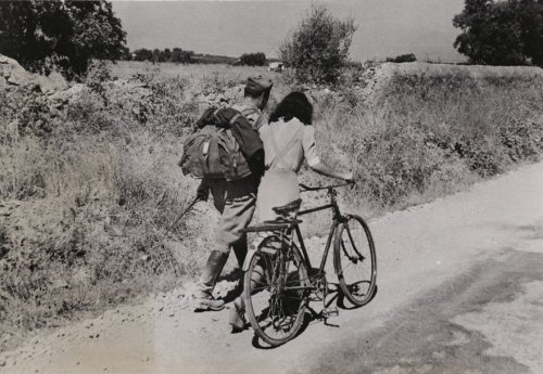 furtho:Robert Capa’s Lovers Parting Near Nicosia, Sicily, 1943 (via here)