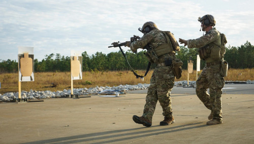 militaryarmament:  Green Berets from the 3rd Special Forces Group (Airborne) during a stress fire training exercise at Hurlburt Field, Florida. October 2014.