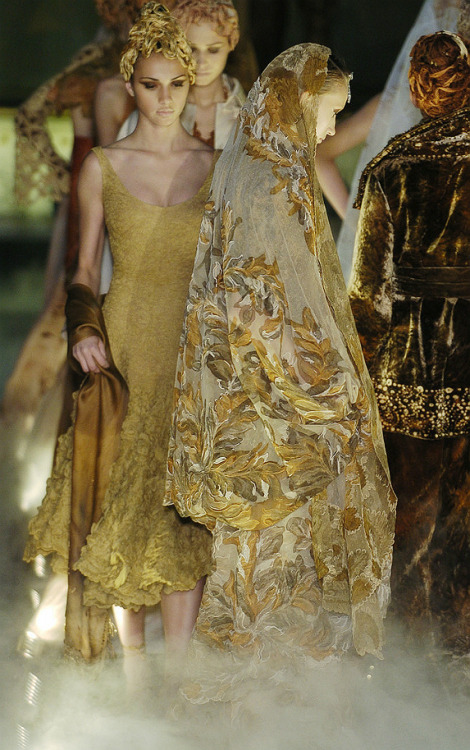 notordinaryfashion:  Franck Sorbier - Backstage