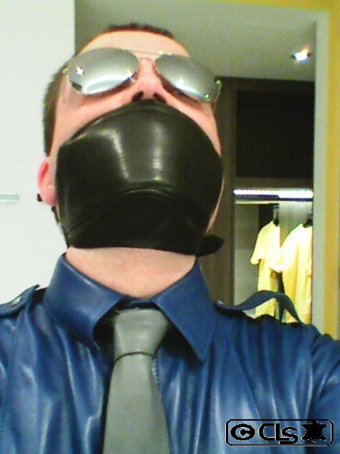 charonleathers: Me gagged gag available at RoB Amsterdam: http://www.rob.eu/nl/rob-leren-mond-en-kin-knevel.html 
