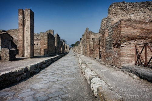 The ancient streets of Pompeii - an easy stop along the Circumvesuviana Train
