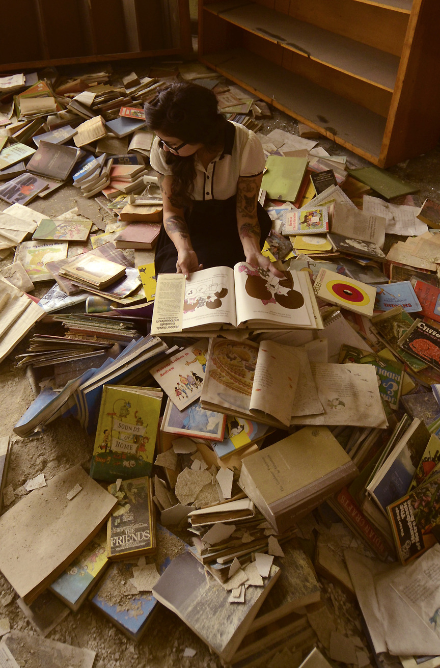thesebooksareolderthanyou:  Hill of books by Jesi
