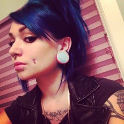 vaydaplacebosuicide:  My hair is so dark blue on accident 😣  beauty :O &lt;3