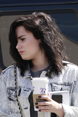 dlovato-news:  Demi Lovato out in Beverly