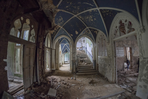 The beauty in decay - Exploring an abandonned chateau