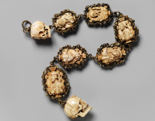 vintagegal: German Rosary c. 1500–1525 Each of the memento mori beads at the ends shows a huma